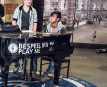 Wil je Adele of Bach? Reportage piano’s op stations